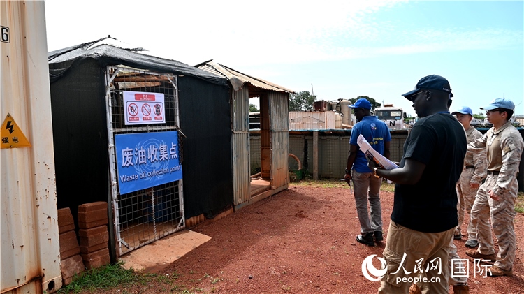 圖5 檢查廢棄油料收集點。王軍杰攝