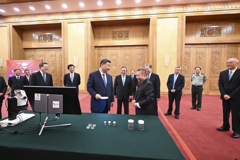 △2024年9月23日，習近平總書記等參觀月球樣品和探月工程成果展覽。