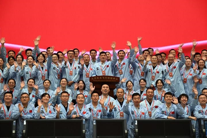 △2024年6月25日，嫦娥六號任務圓滿成功后，工作人員在北京航天飛行控制中心合影。