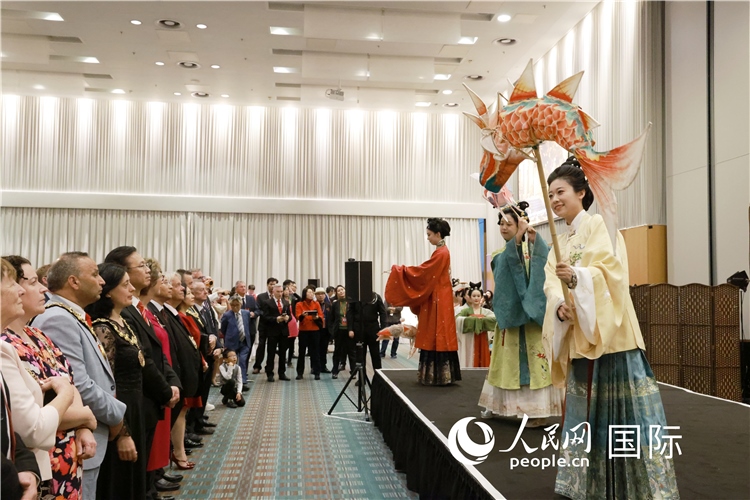 2、留學(xué)生表演了漢服展示《絲路霓裳》。邢雪攝