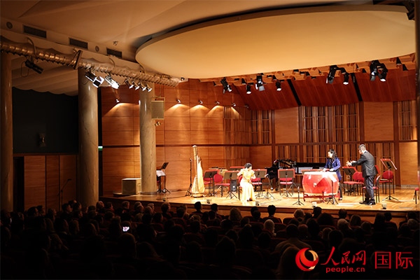 中國歌劇舞劇院的音樂家表演京劇曲牌《夜深沉》。人民網(wǎng)記者 禹麗敏攝