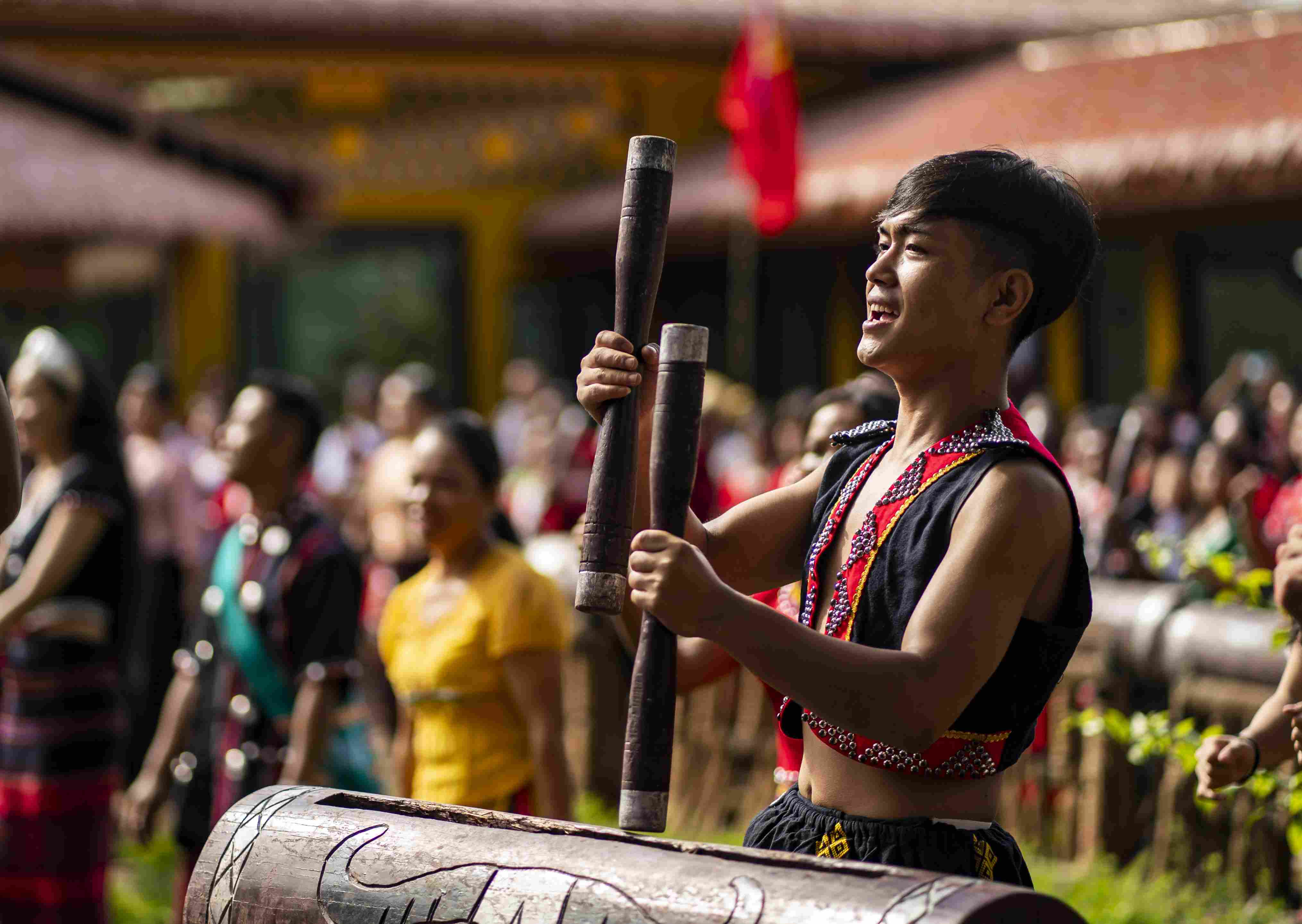 云南省滄源縣班洪鄉(xiāng)班洪村的佤族群眾唱響《阿佤人民唱新歌》（2021年8月20日攝）。