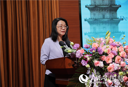 福建省人民政府外事辦公室副主任黃劭蓉在“走進中華文明——海絲印記 世遺泉州”主題人文交流活動中致辭。人民網(wǎng) 王婧攝