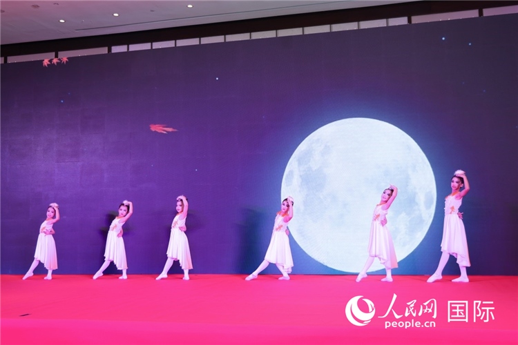 中國青少年歌舞表演。人民網(wǎng)記者任皓宇攝