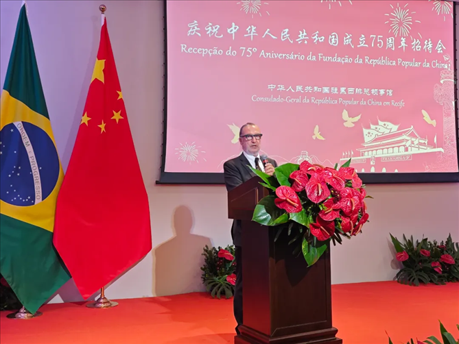 巴西外交部駐東北部地區(qū)辦公室主任德寶拉大使在招待會上致辭。 中國駐累西腓總領(lǐng)館供圖