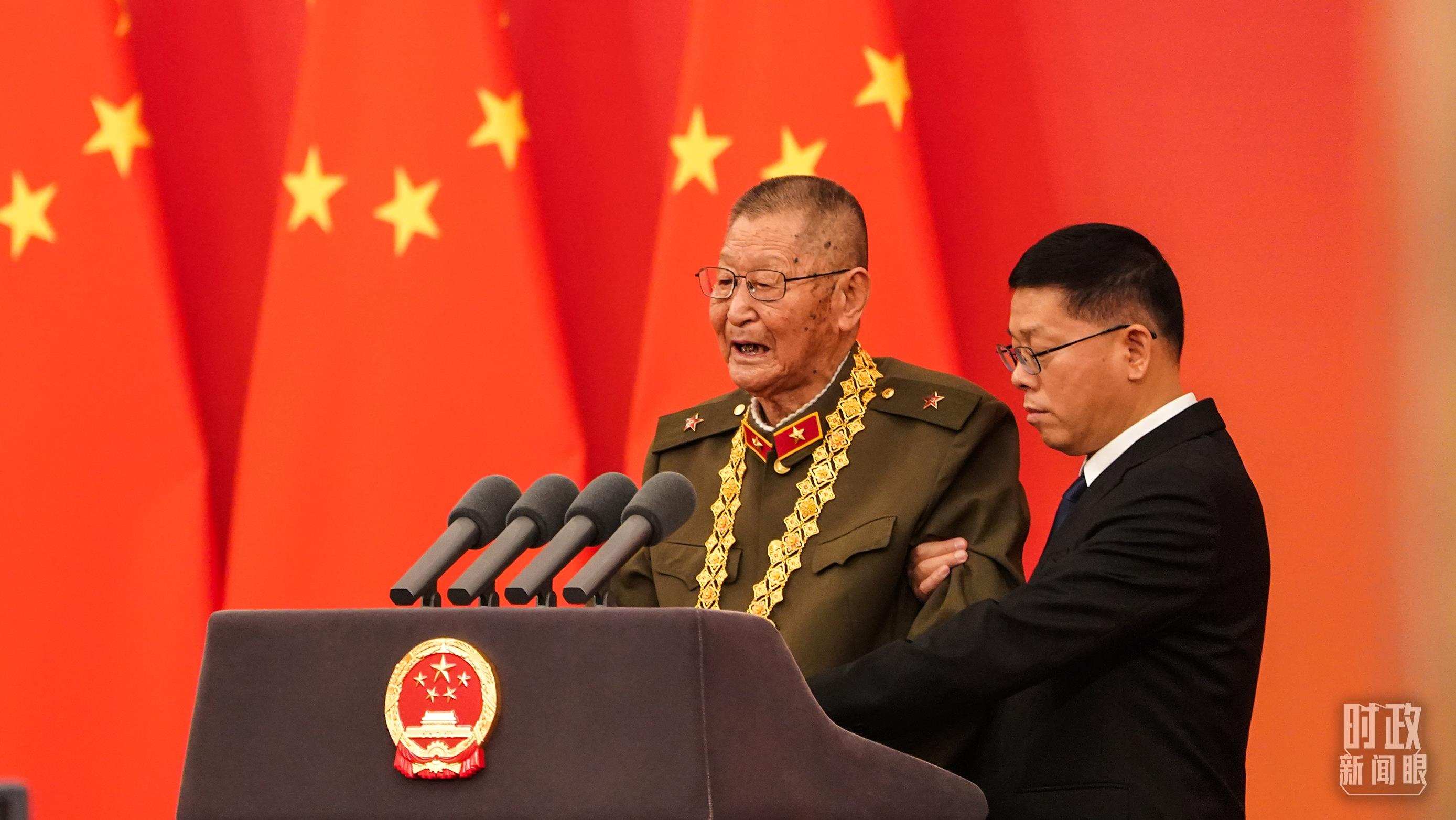 “共和國勛章”獲得者黃宗德在頒授儀式上發(fā)言。（總臺記者李晉拍攝）