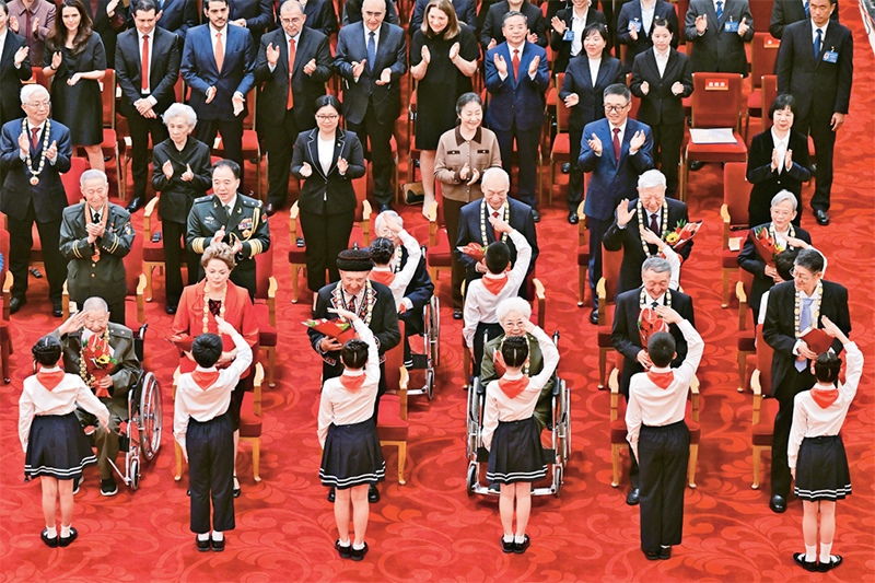 2024年9月29日，中華人民共和國國家勛章和國家榮譽稱號頒授儀式在北京人民大會堂隆重舉行。圖為少先隊員向國家勛章和國家榮譽稱號獲得者敬禮致意。 新華社記者 岳月偉/攝