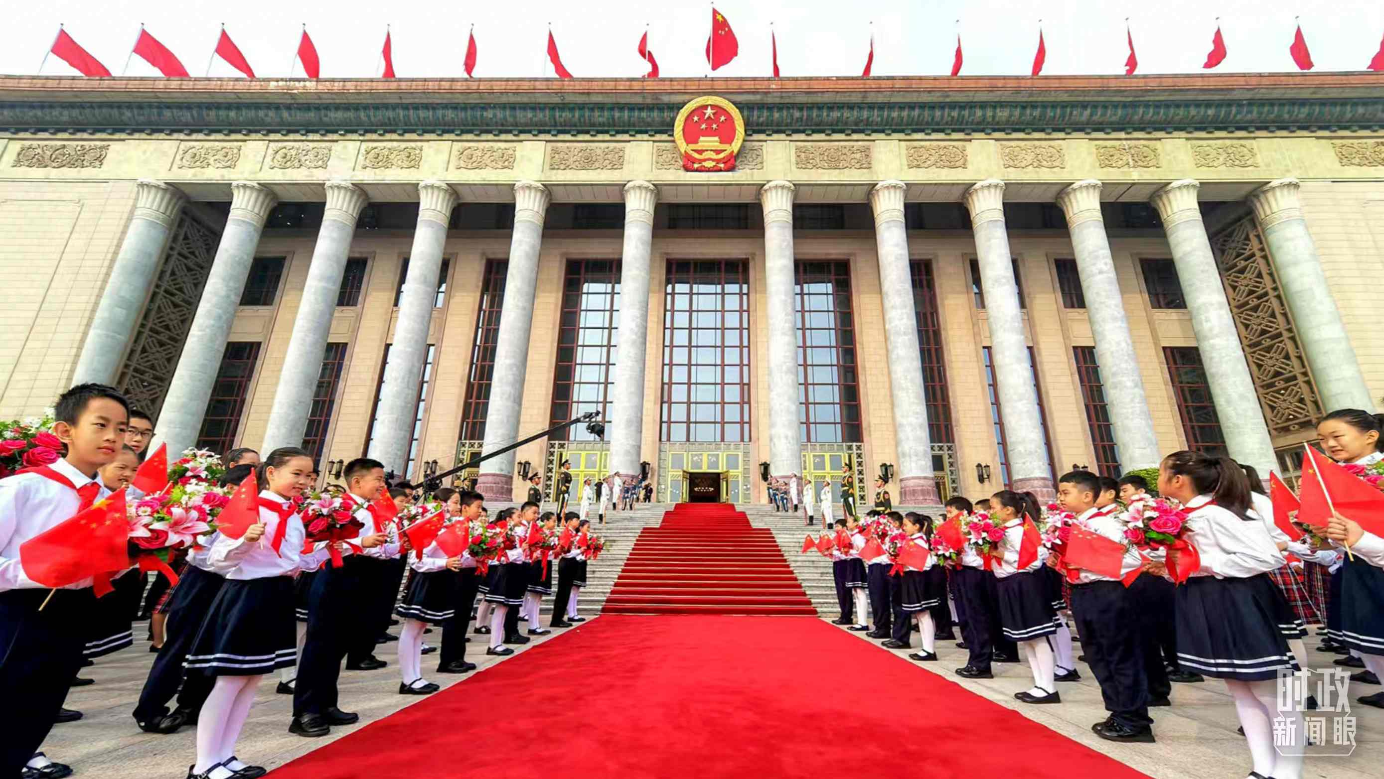 9月29日，人民大會堂外紅毯鋪就，迎接英雄模范。（總臺央視記者劉琦拍攝）