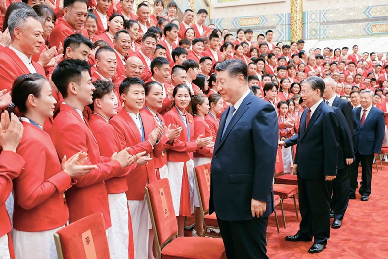 2024年8月20日，黨和國(guó)家領(lǐng)導(dǎo)人習(xí)近平、趙樂(lè)際、王滬寧、蔡奇、李希、韓正等在人民大會(huì)堂接見(jiàn)第33屆夏季奧林匹克運(yùn)動(dòng)會(huì)中國(guó)體育代表團(tuán)全體成員。 新華社記者 鞠鵬/攝