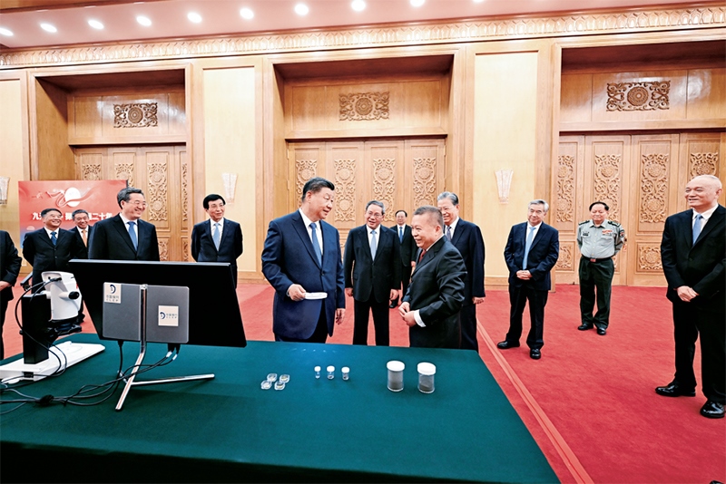 2024年9月23日，黨和國(guó)家領(lǐng)導(dǎo)人習(xí)近平、李強(qiáng)、趙樂(lè)際、王滬寧、蔡奇、丁薛祥、李希等在人民大會(huì)堂接見(jiàn)探月工程嫦娥六號(hào)任務(wù)參研參試人員代表并參觀月球樣品和探月工程成果展覽。這是習(xí)近平等參觀月球樣品和探月工程成果展覽。 新華社記者 謝環(huán)馳/攝