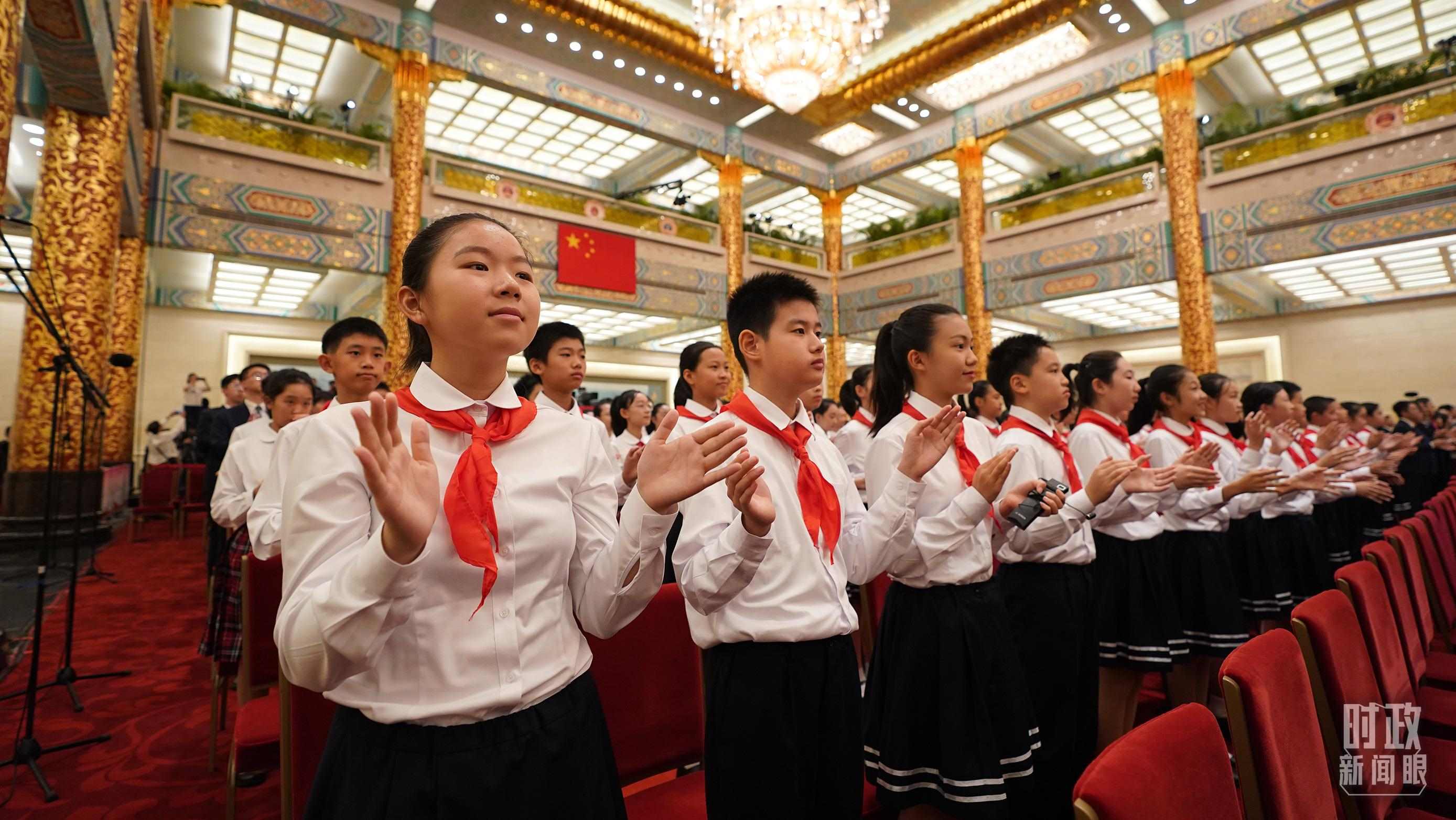 頒授儀式現(xiàn)場的少先隊員。（總臺記者李晉拍攝）