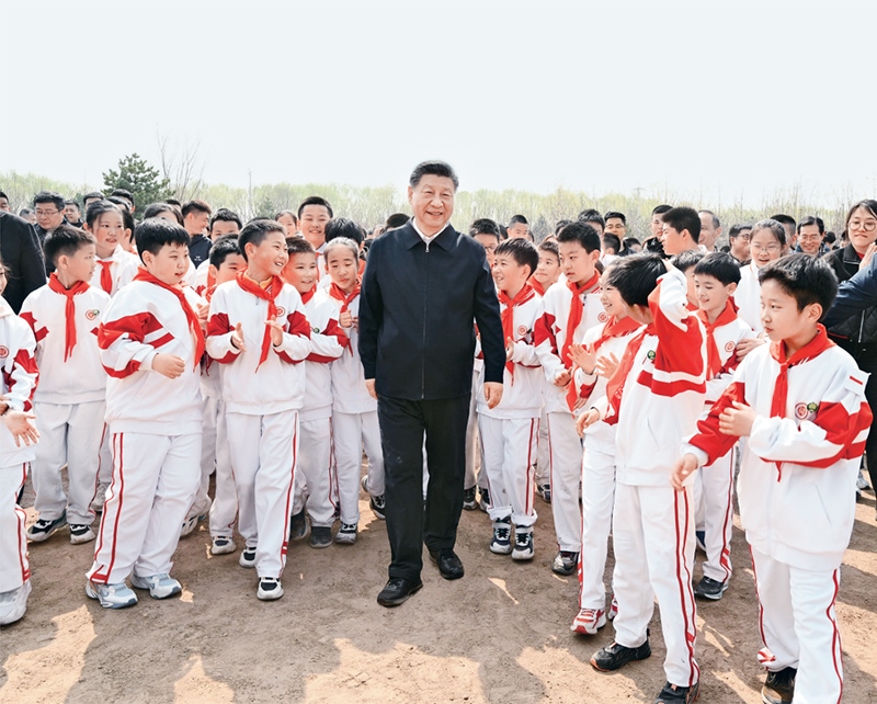 2024年4月3日，黨和國(guó)家領(lǐng)導(dǎo)人習(xí)近平、李強(qiáng)、趙樂(lè)際、王滬寧、蔡奇、丁薛祥、李希、韓正等來(lái)到北京市通州區(qū)潞城鎮(zhèn)參加首都義務(wù)植樹(shù)活動(dòng)。這是習(xí)近平同少先隊(duì)員在一起。 新華社記者 李學(xué)仁/攝
