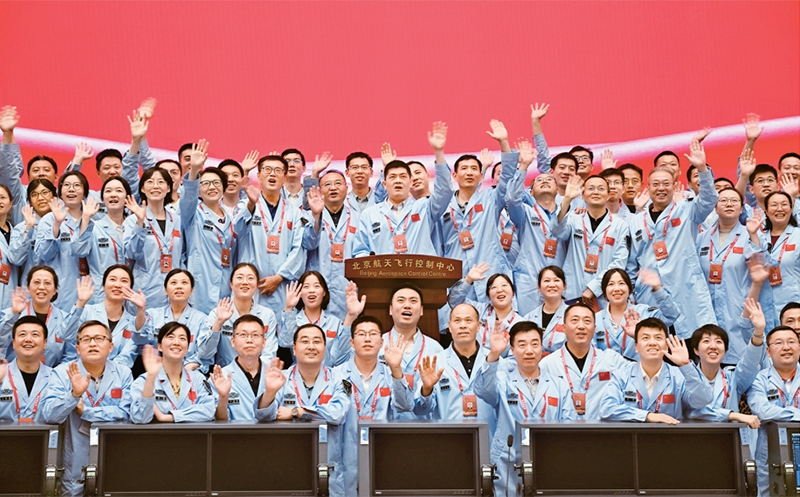 嫦娥六號完成了人類歷史上首次月球背面采樣，突破了多項關鍵技術，是我國建設航天強國、科技強國取得的又一標志性成果，是我國探月工程的重要里程碑。圖為2024年6月25日，嫦娥六號任務圓滿成功后，工作人員在北京航天飛行控制中心合影。 新華社記者 金良快/攝