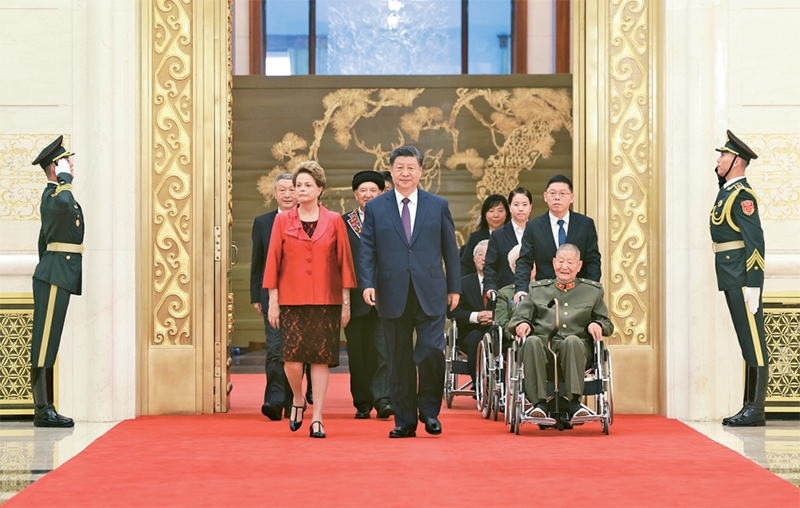 2024年9月29日，中華人民共和國(guó)國(guó)家勛章和國(guó)家榮譽(yù)稱(chēng)號(hào)頒授儀式在北京人民大會(huì)堂金色大廳隆重舉行。中共中央總書(shū)記、國(guó)家主席、中央軍委主席習(xí)近平同國(guó)家勛章和國(guó)家榮譽(yù)稱(chēng)號(hào)獲得者一同步入會(huì)場(chǎng)。 新華社記者 王曄/攝