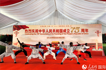 肯尼亞青年表演中國武術(shù)。人民網(wǎng)記者 黃煒鑫攝