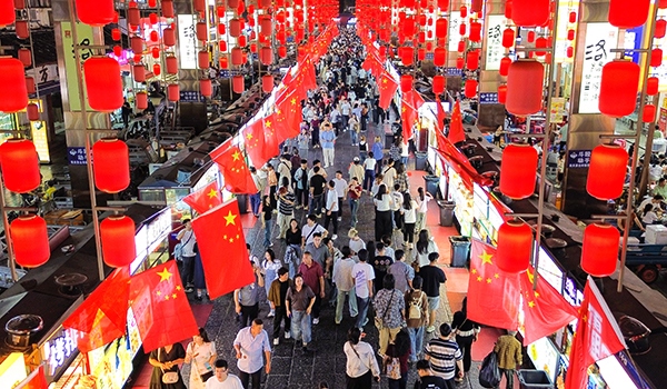 國(guó)慶臨近，河南省洛陽(yáng)市老城歷史文化街區(qū)裝扮一新，國(guó)旗招展，處處洋溢著濃厚的國(guó)慶節(jié)日氛圍。來(lái)源：人民圖片網(wǎng)