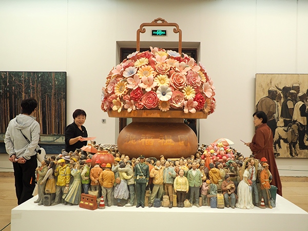 2024年9月28日，觀眾在中國(guó)美術(shù)館參觀“慶祝中華人民共和國(guó)成立75周年——第十四屆全國(guó)美術(shù)作品展覽進(jìn)京作品展”。杜建坡攝。來(lái)源：人民圖片網(wǎng)