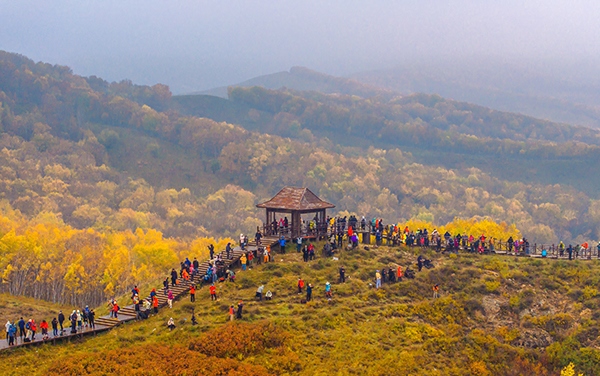 2024年9月27日，內(nèi)蒙古自治區(qū)赤峰市克什克騰旗烏蘭布統(tǒng)景區(qū)層林盡染，游人如織，風(fēng)光如畫(huà)。來(lái)源：人民圖片網(wǎng)