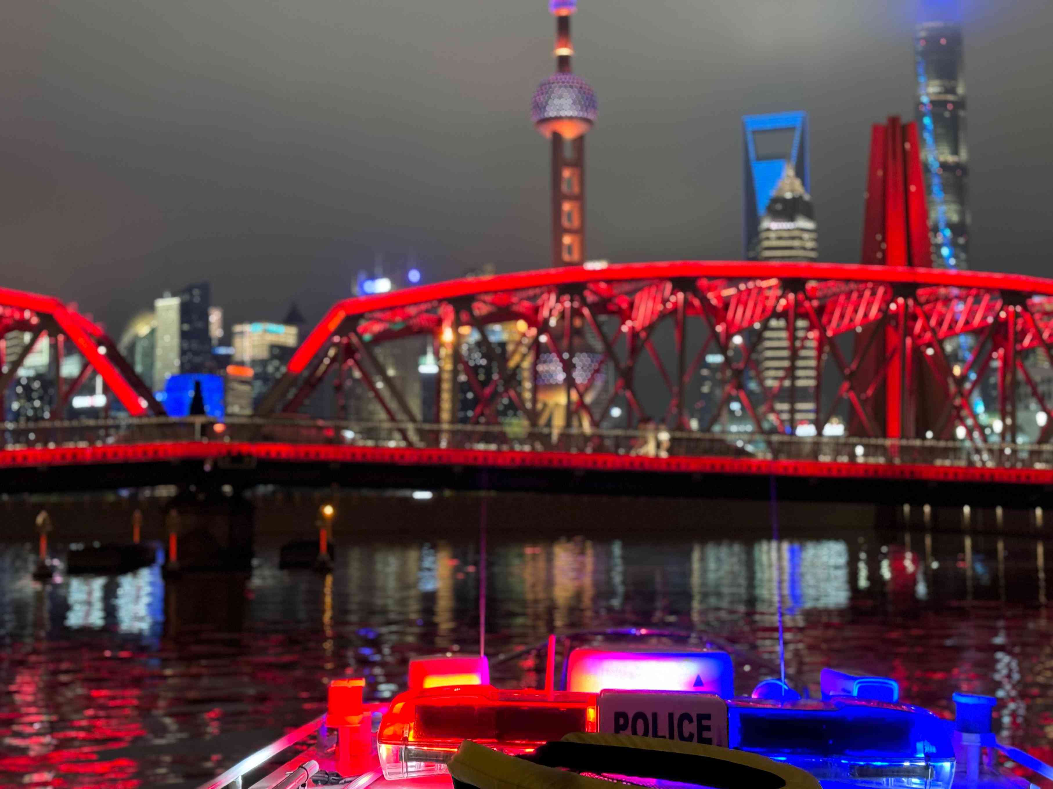 公安艇夜間巡邏。人民網(wǎng)記者 郝萍攝