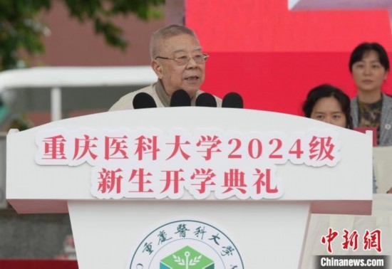 圖為陳宏礎(chǔ)教授為新生帶來“開學第一課”。中新網(wǎng)記者 周毅 攝