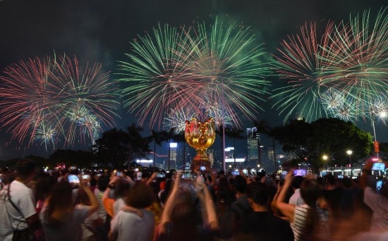 10月1日晚，香港國慶煙花匯演在維多利亞港舉行，慶祝中華人民共和國成立75周年。新華社記者 陳鐸 攝
