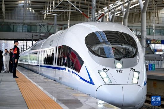 10月1日，由銀川開往惠農(nóng)的C8218次列車從銀川站駛出。