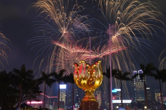 10月1日晚，香港國慶煙花匯演在維多利亞港舉行，慶祝中華人民共和國成立75周年。新華社記者 陳鐸 攝