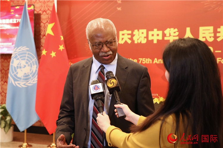 聯(lián)大主席菲勒蒙在招待會(huì)現(xiàn)場(chǎng)接受媒體采訪，他向中國(guó)政府和人民致以節(jié)日祝賀，表示中國(guó)的發(fā)展成就令人驚嘆。人民網(wǎng)記者 李志偉攝