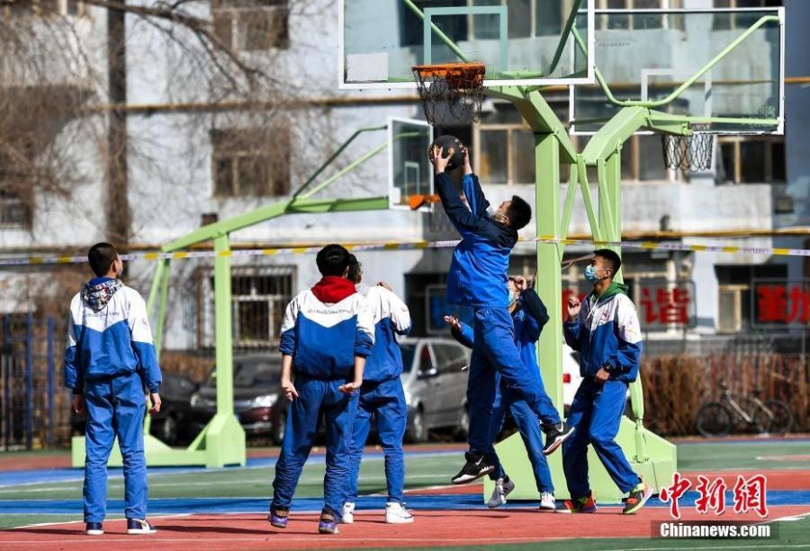資料圖：初中生在課間休息時打籃球。中新社記者 劉新 攝