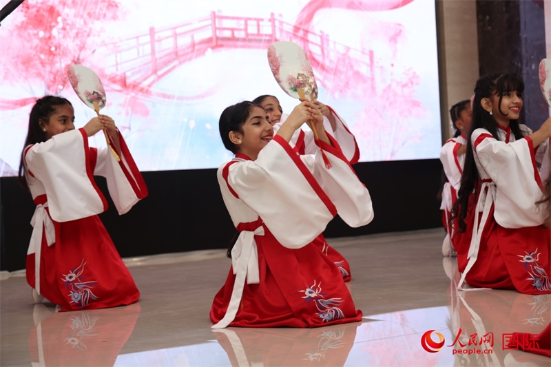 富查伊拉當?shù)貙W校學生表演節(jié)目。人民網(wǎng)記者任皓宇攝