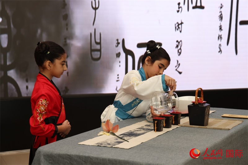 富查伊拉當?shù)貙W校學生表演茶藝。人民網(wǎng)記者任皓宇攝