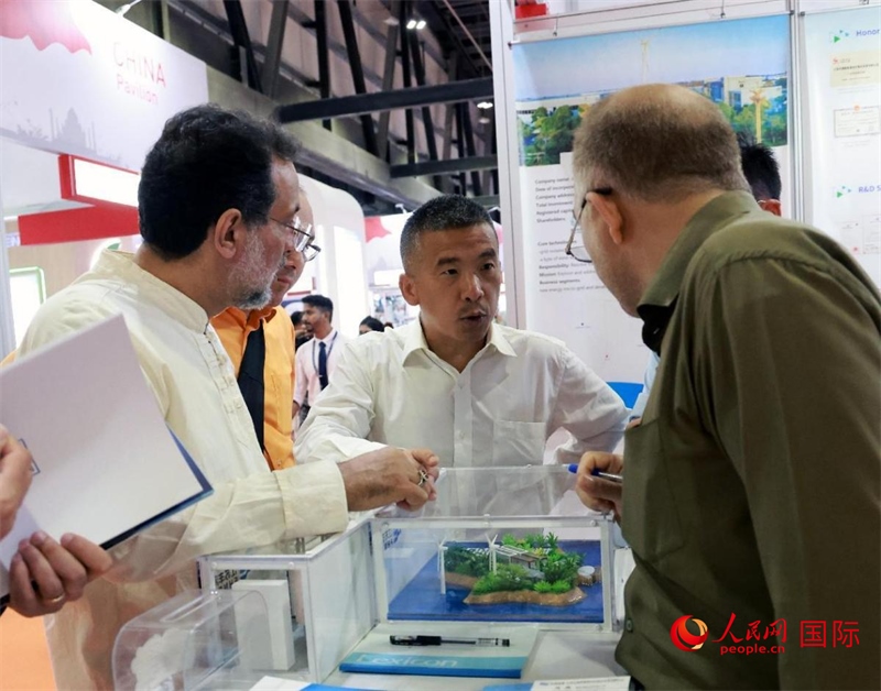 中企推出的綠色能源海水淡化系統(tǒng)吸引了參展商關(guān)注。人民網(wǎng)記者管克江攝