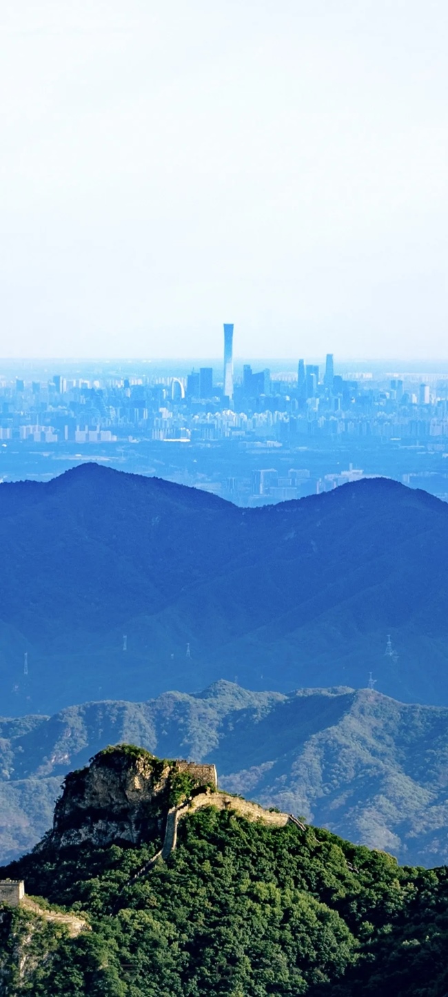 從長(zhǎng)城上遠(yuǎn)眺，北京中央商務(wù)區(qū)清晰可見。（攝影：魯夢(mèng)晗 王佰龍）