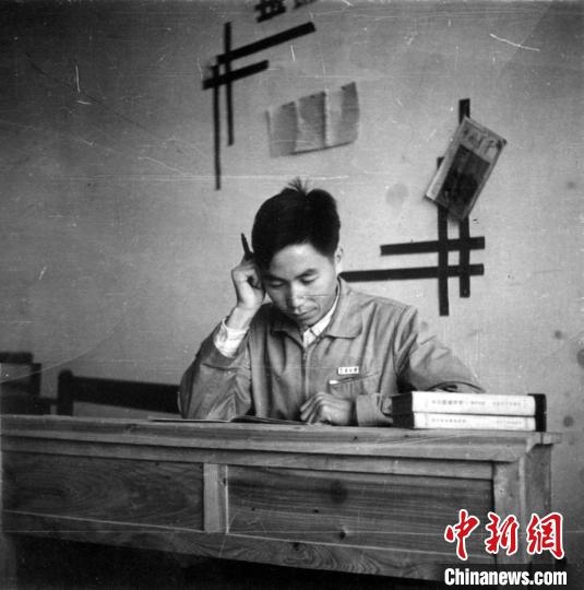 大學時期，龍樂豪在教室自習。(中國運載火箭技術研究院供圖)