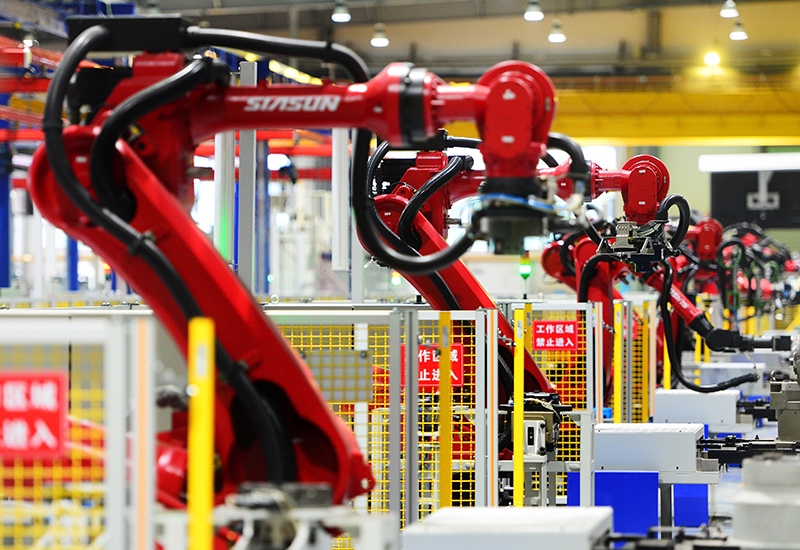 2019年11月22日，沈陽，一家數(shù)字化智能工廠內(nèi)，名為SR210的機(jī)器人正在自主地抓取各種零部件，快速組裝稍小的工業(yè)機(jī)器人。