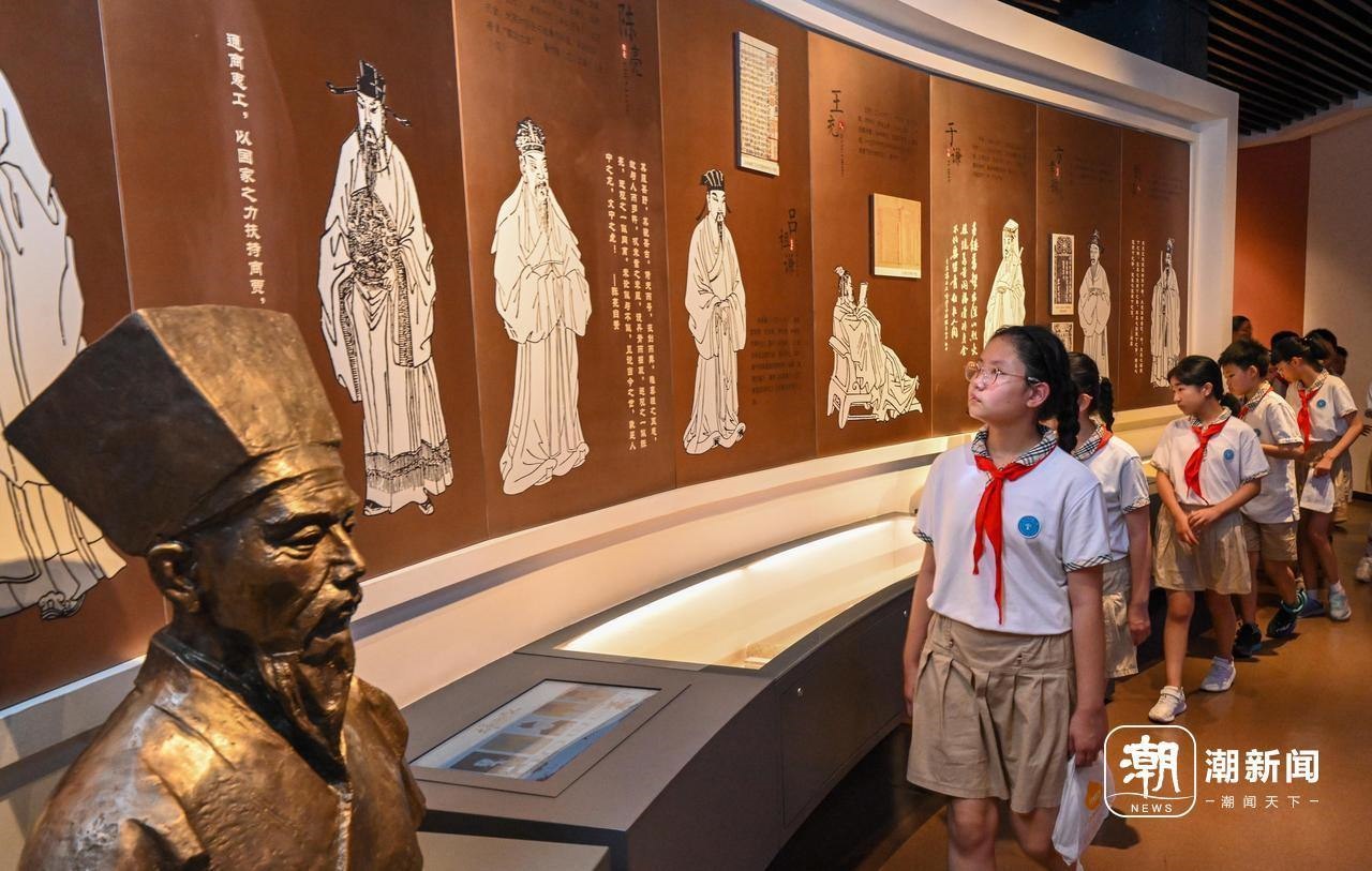 來(lái)自杭州市政苑小學(xué)的學(xué)生走進(jìn)浙江省檔案館“大寫浙江人”展廳，近距離“觸摸”歷史、走進(jìn)榜樣、聆聽(tīng)故事，激發(fā)愛(ài)黨愛(ài)國(guó)愛(ài)家熱情。記者 董旭明 攝