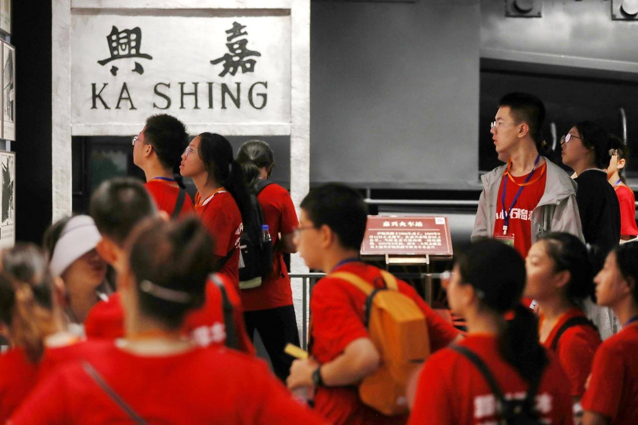 青少年參觀嘉興市南湖革命紀(jì)念館。拍友 金鵬 攝
