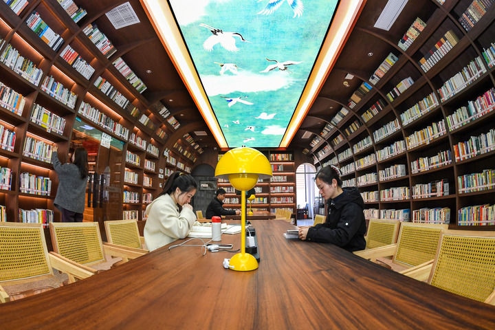 2024年1月4日，讀者在江西省宜春市袁州區(qū)珠泉街道獅子山公園城市書房內(nèi)閱讀、學習。新華社發(fā)（周亮 攝）