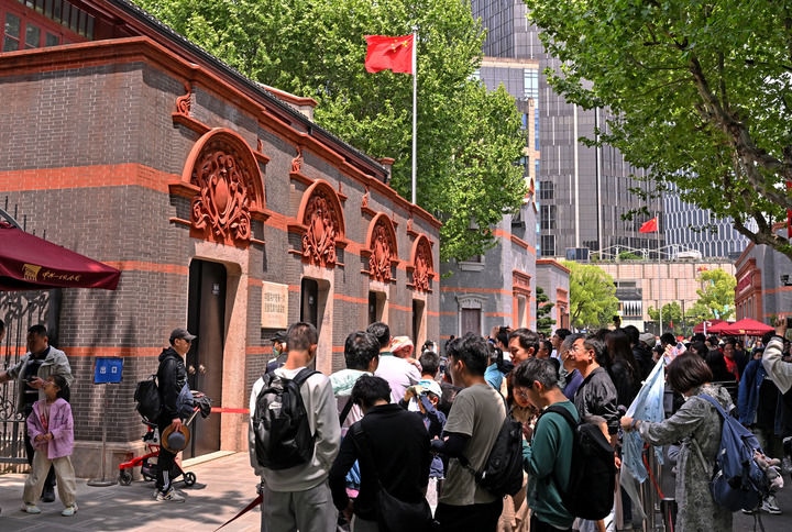 2024年5月3日，游客在位于上海的中共一大會址前參觀。新華社記者 劉穎 攝