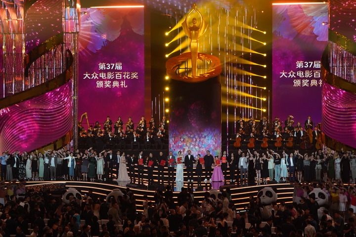 2024年8月4日，在四川成都，第37屆大眾電影百花獎獲獎者和大眾評審在舞臺上合影。新華社記者 唐文豪 攝