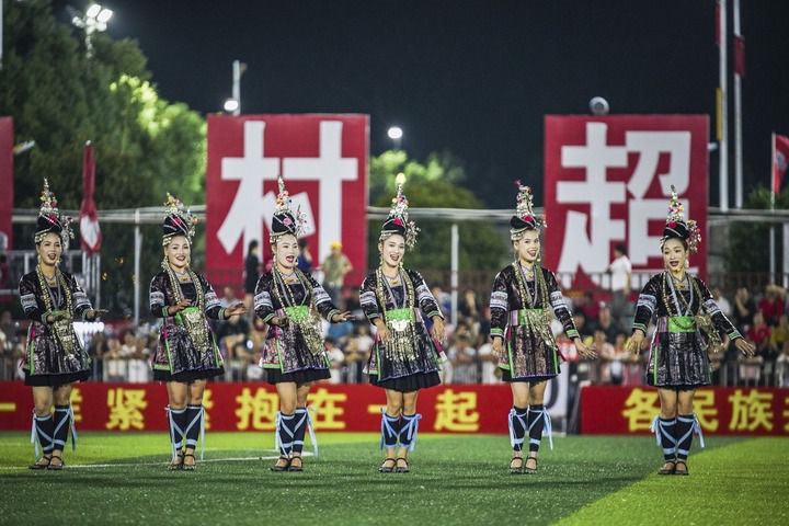 2024年9月28日，榕江縣侗族大歌隊的演員們在“村超”足球場上表演。當日，“發(fā)現(xiàn)中國之美·相約貴州村超”國際友誼賽在貴州省黔東南苗族侗族自治州榕江縣的“村超”足球場舉行。新華社記者 陶亮 攝