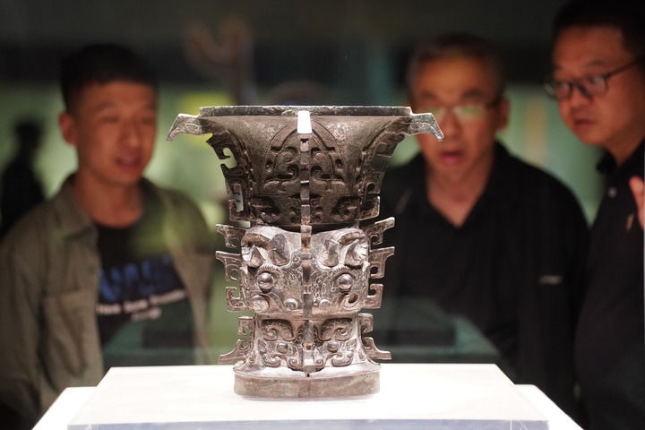 2024年5月9日，游客在陜西寶雞青銅器博物院內(nèi)參觀西周文物何尊。新華社記者 邵瑞 攝