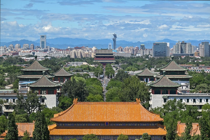 從景山上沿著北京中軸線向北眺望鼓樓（2024年8月12日攝）。新華社記者 李鑫 攝