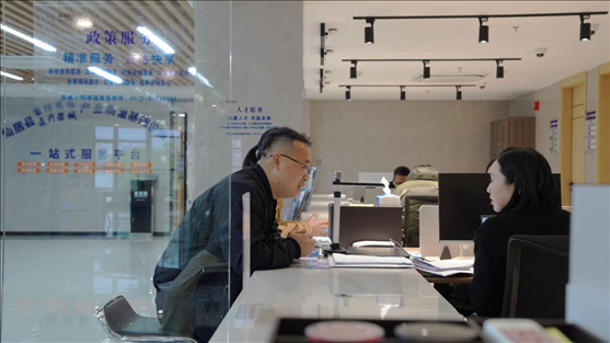 浙江省臺(tái)州市辦事群眾在政務(wù)服務(wù)中心咨詢業(yè)務(wù)辦理相關(guān)問(wèn)題。圖片來(lái)源：人民網(wǎng)浙江頻道
