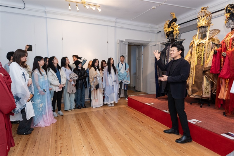 中國歌劇舞劇院首席服裝設計師陽東霖導覽現(xiàn)場。 斯德哥爾摩中國文化中心供圖
