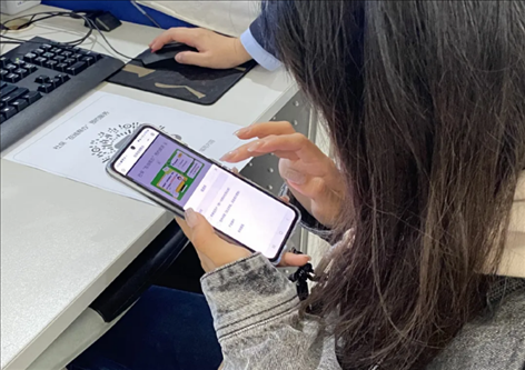趙女士用手機掃碼預(yù)約幫辦服務(wù)。圖片來源：微信公眾號“上海市普陀區(qū)政務(wù)服務(wù)中心”