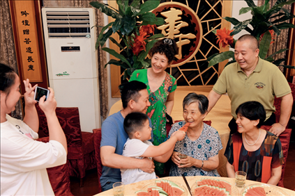 2019年9月13日，浙江南潯久安老年城餐廳， 84歲的沈學安老人（前右二）和前來看望她的親人歡聚