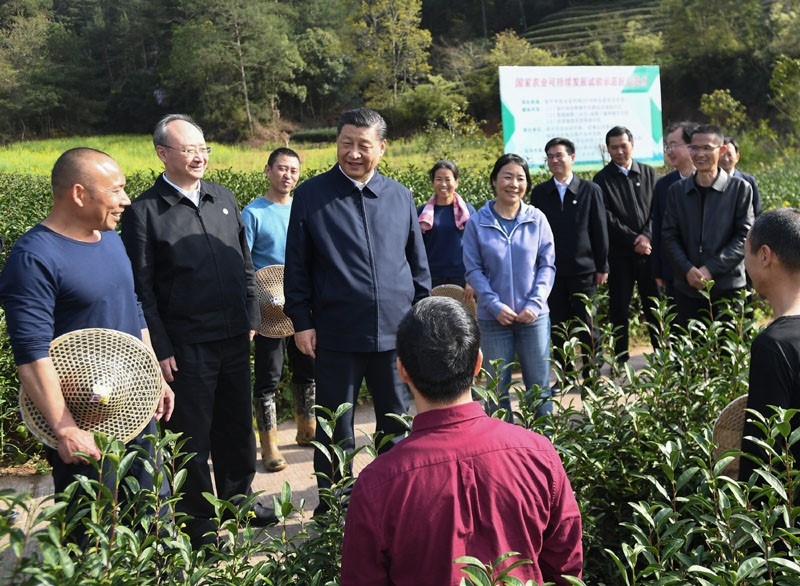 2021年3月22日，習(xí)近平總書記在福建南平武夷山市星村鎮(zhèn)燕子窠生態(tài)茶園，同科技特派員、茶農(nóng)親切交流，了解當(dāng)?shù)夭璁a(chǎn)業(yè)發(fā)展情況。