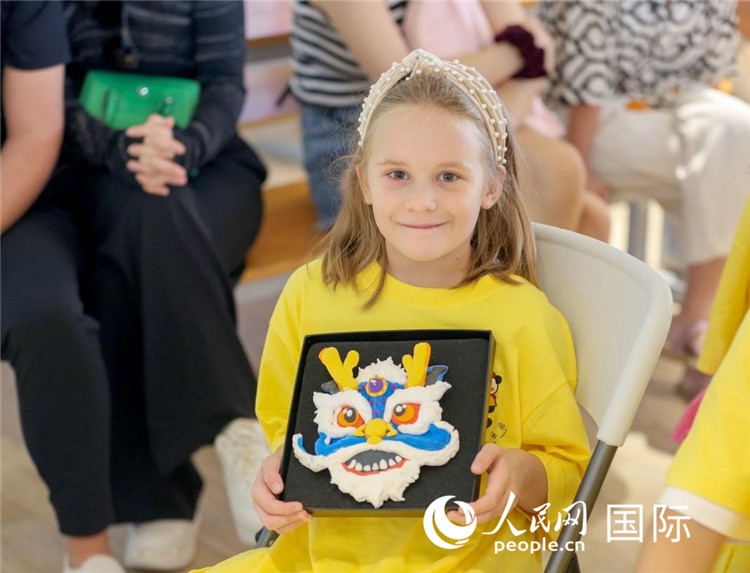 一名中文愛好者手捧生肖畫。人民網(wǎng)中東中心分社塔里克·易卜拉欣攝