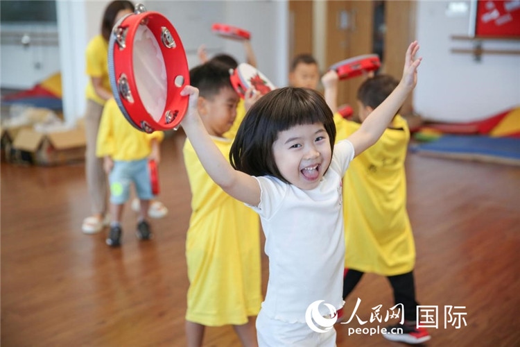 一名華裔兒童在參加音樂課程。人民網(wǎng)中東中心分社塔里克·易卜拉欣攝
